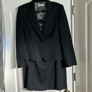 Black Tahari skirt suit size 12 with beautiful pleat detail at back vent